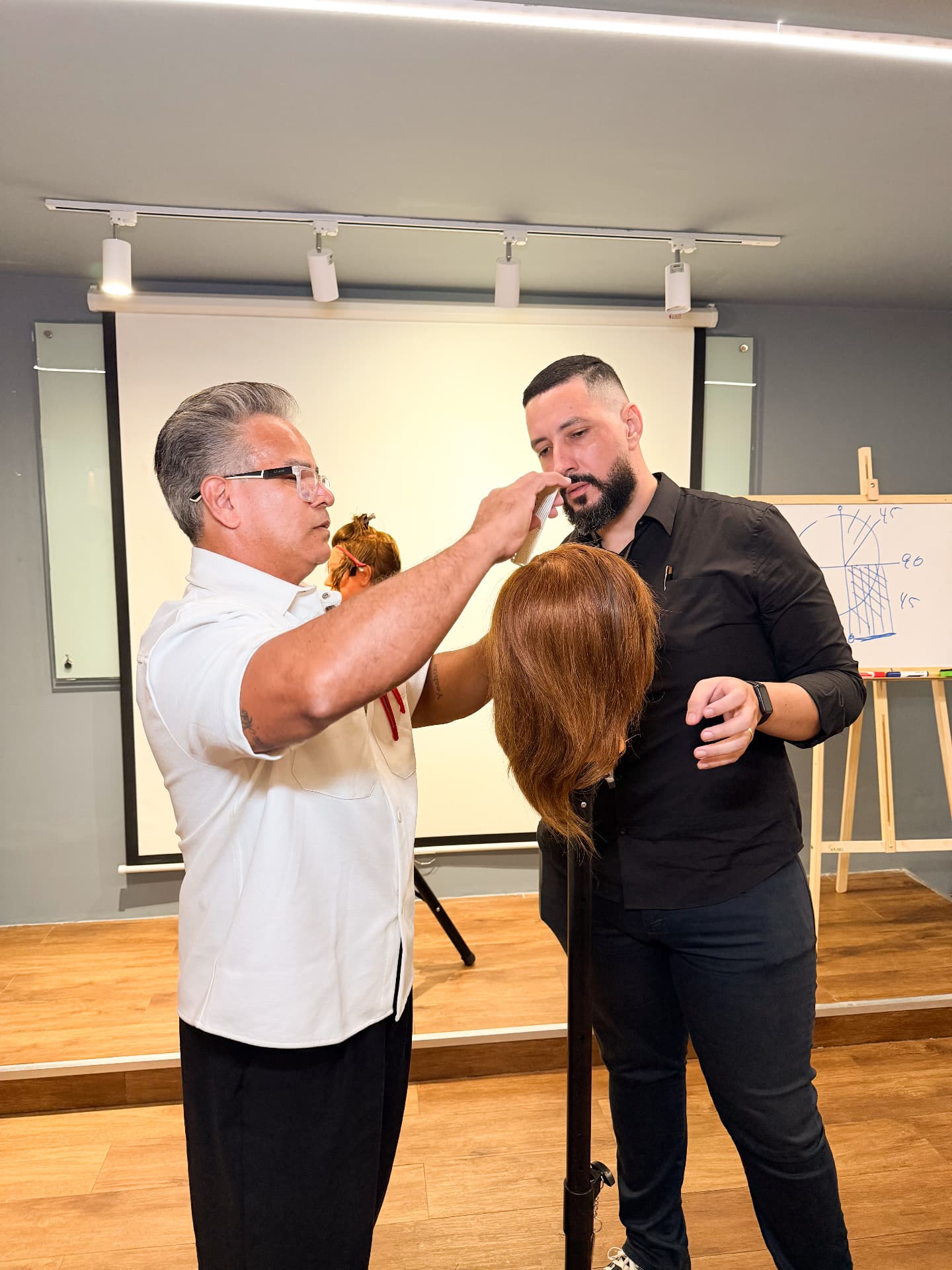 Santos orientando um barbeiro durante a prática.