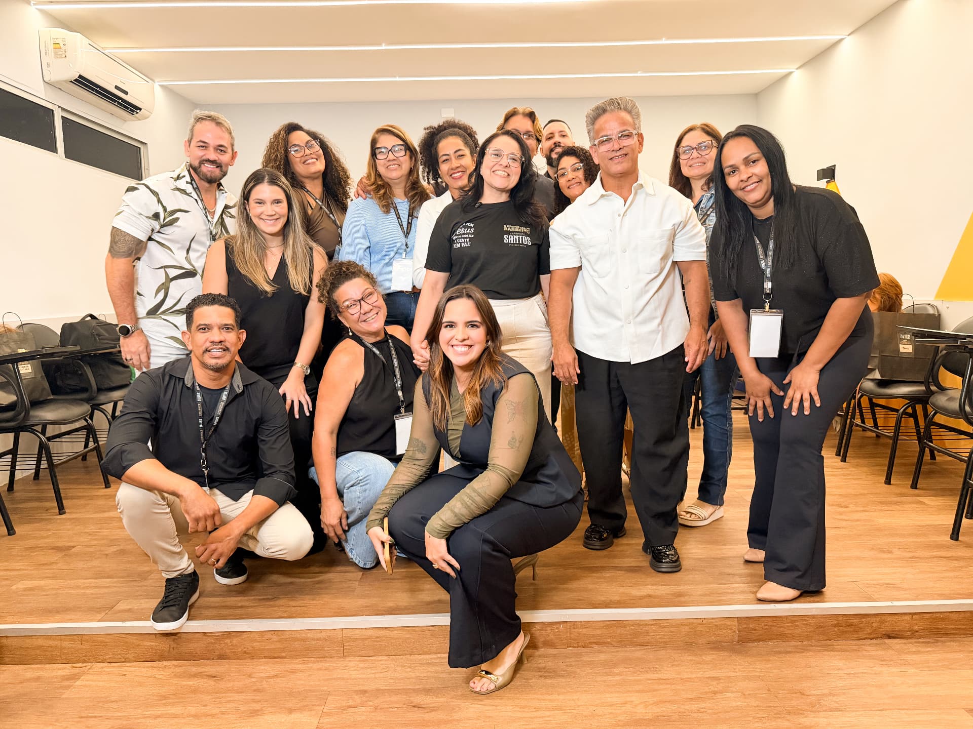 Turma completa da primeira edição reunida com Santos ao final do evento.
